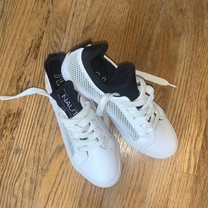 Nautica boys size 6 casual white & black leather sneaker. New, stylish 👟!